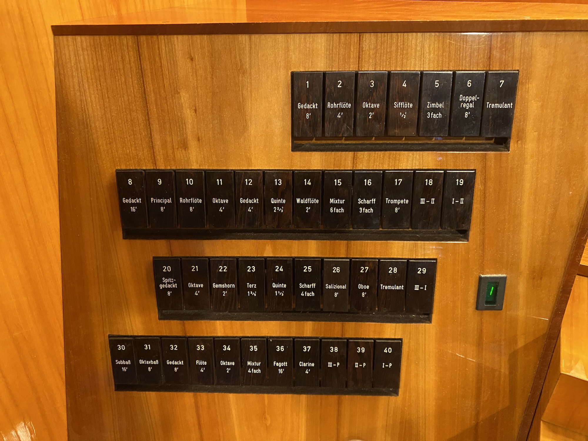 Registerwippen der Orgel an der Christuskirche